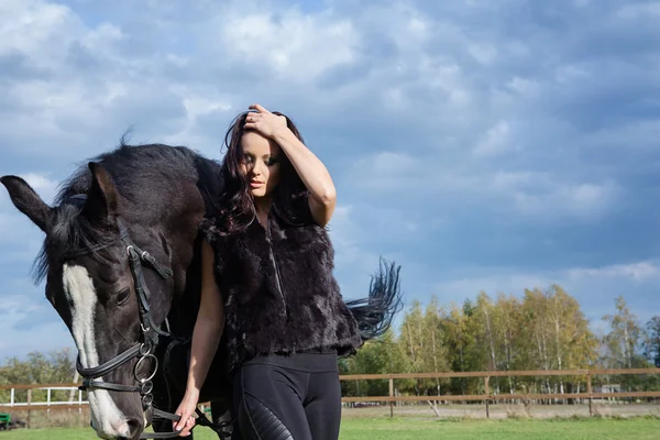 Schöne Frau mit Pferd — Stockfoto