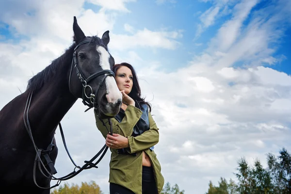 Красивая женщина с лошадью — стоковое фото