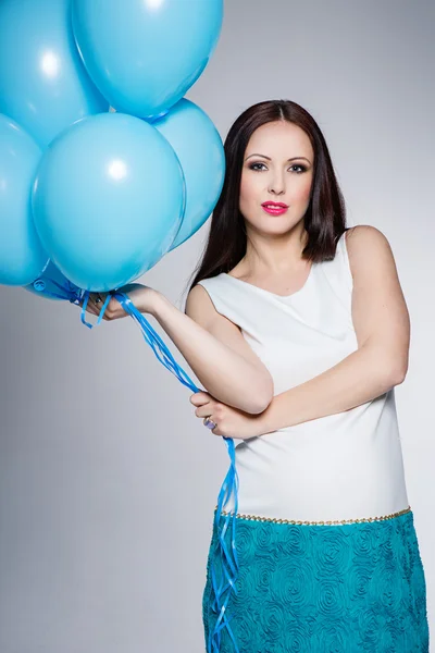 Schwangere mit blauen Luftballons — Stockfoto
