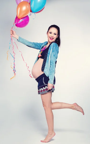 Mulher grávida feliz com balões — Fotografia de Stock