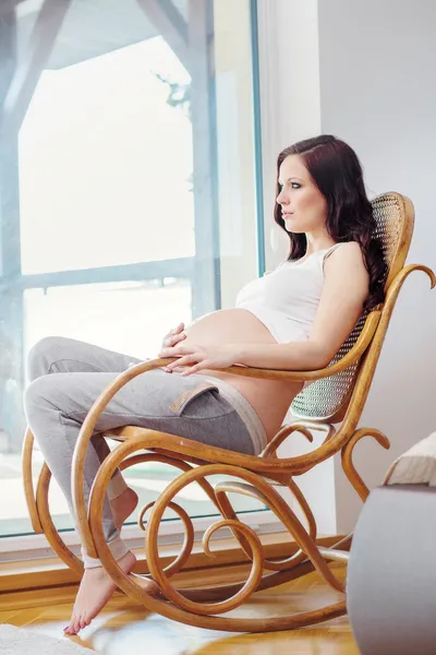 Schöne schwangere Frau, die zu Hause ruht — Stockfoto