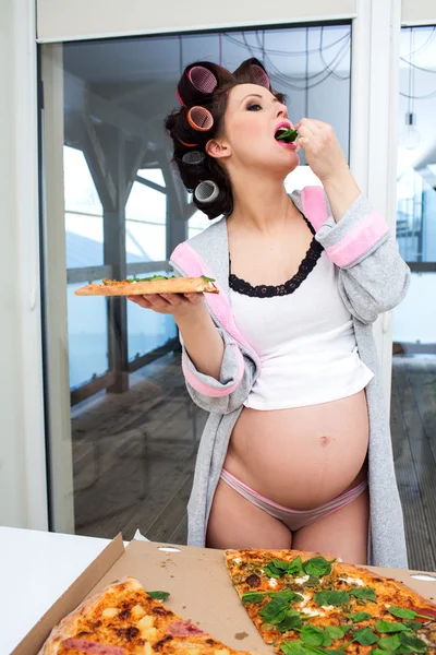 Mujer embarazada comiendo pizza — Foto de Stock