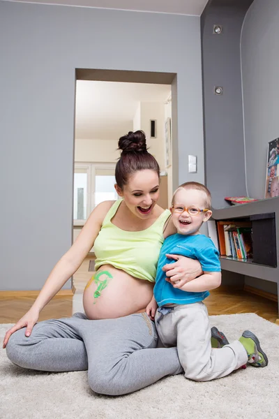 Gelukkige moeder met zoon — Stockfoto