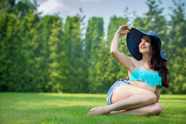 Mujer sexy relajándose en el jardín — Foto de Stock