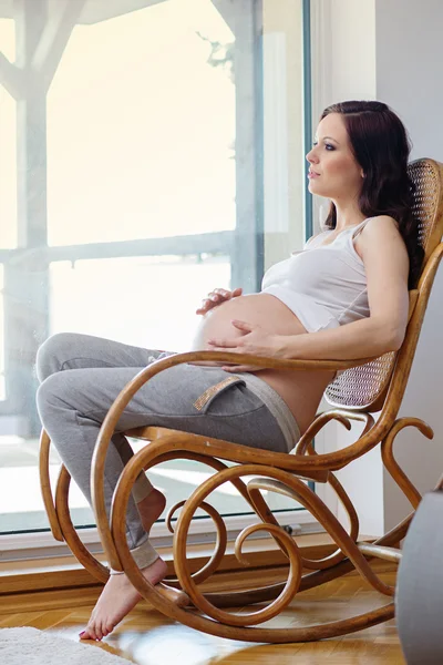 Hermosa mujer embarazada descansando en casa — Foto de Stock