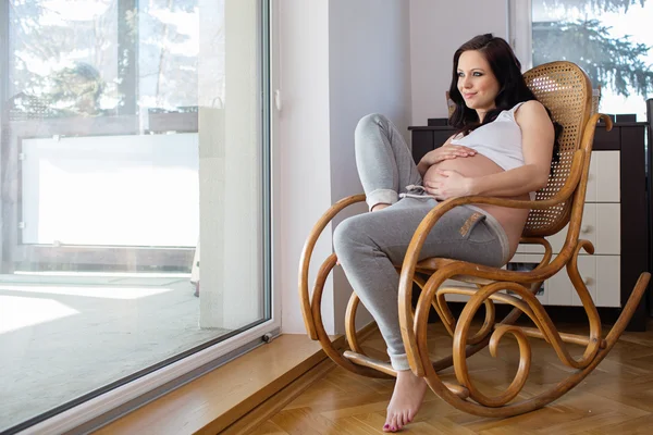 Donna incinta che riposa a casa — Foto Stock