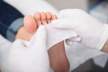 podiatrist ( chiropodist ) temizlik kadın ayakları ( ayak tırnakları )