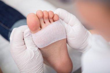 podiatrist ( chiropodist ) temizlik kadın ayakları ( ayak tırnakları )