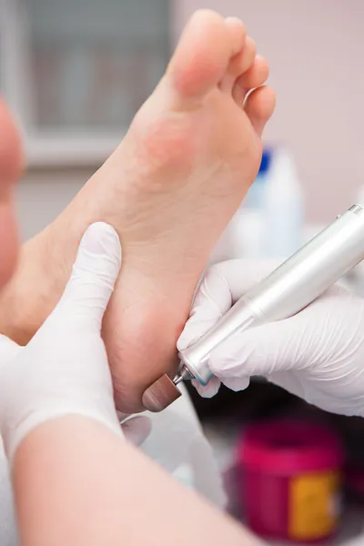 Podiatrist ( chiropodist ) cleaning womans feet — Stock Photo, Image