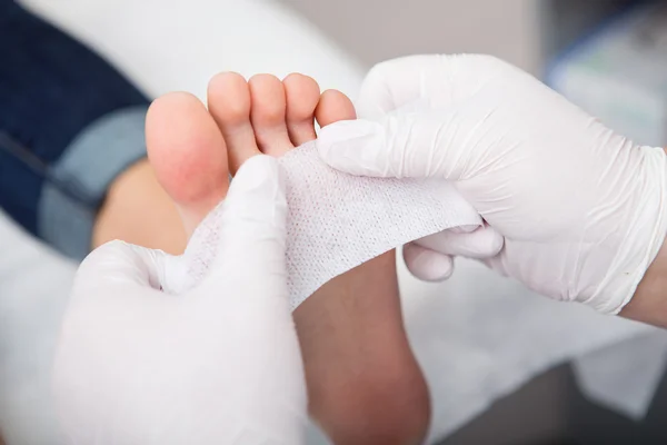 Podiatrist ( chiropodist ) cleaning womans feet ( toenails ) — Stock Photo, Image