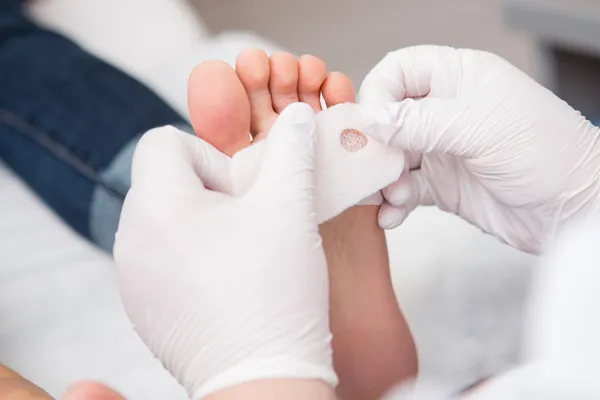 Podiatrist ( chiropodist ) cleaning womans feet ( toenails ) — Stock Photo, Image