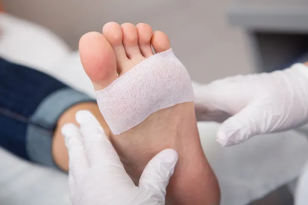 Podiatrist ( chiropodist ) cleaning womans feet ( toenails ) — Stock Photo, Image