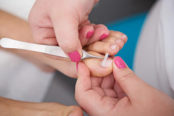 Podologe (chiropodist) reinigt Frauenfüße — Stockfoto