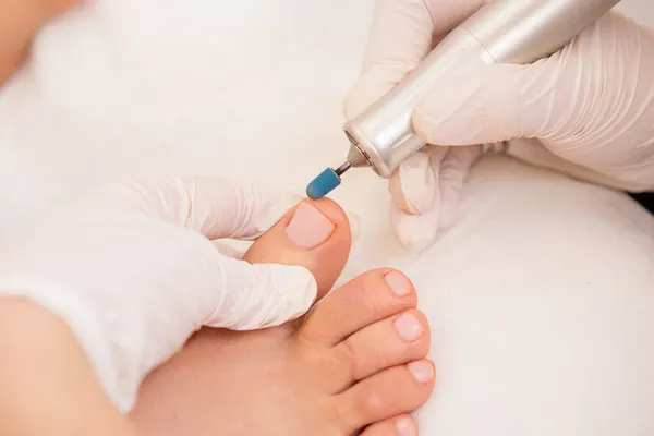 Podiatrist ( chiropodist ) cleaning womans feet — Stock Photo, Image