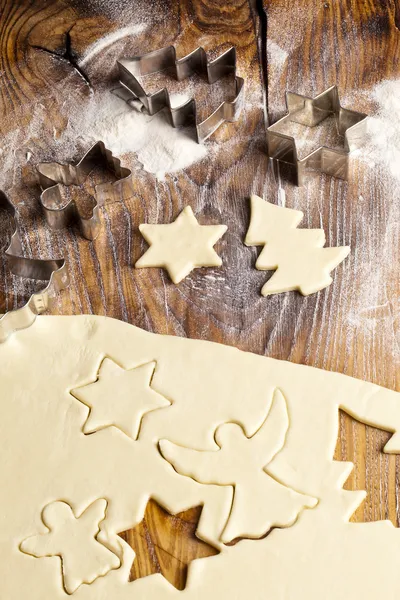 Hornear galletas de Navidad Imágenes De Stock Sin Royalties Gratis