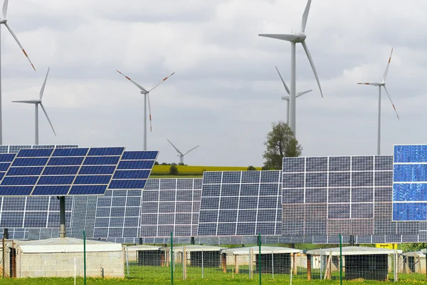 Operação de energia solar e eólica — Fotografia de Stock