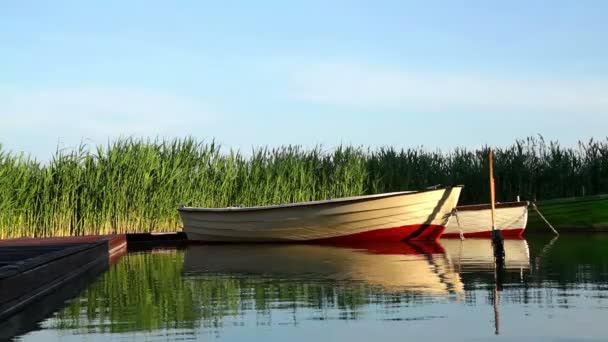 Bodegón con botes al atardecer — Vídeos de Stock