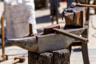 kadar yakın bir dövme demir