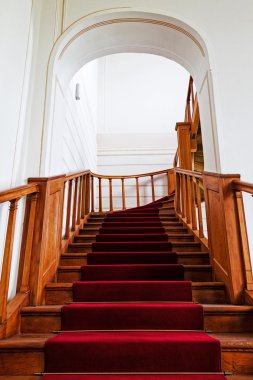 Kırmızı halılı merdivenler.