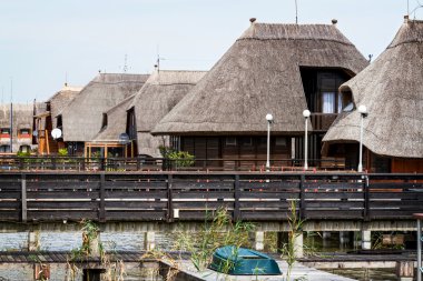 Reed çatılı evler