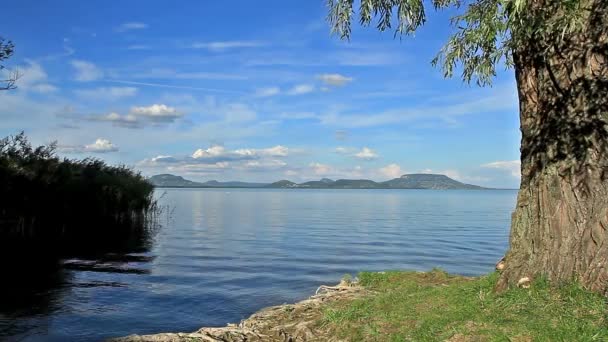 Prachtige landschap over het Balatonmeer van Hongarije — Stockvideo