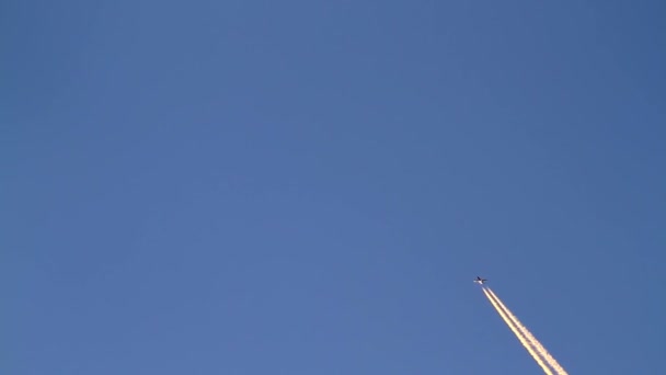 Flugzeug fliegt über Kopf bei klarem, blauem Himmel — Stockvideo