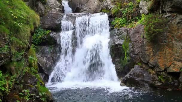 krásný závoj kaskádové vodopády