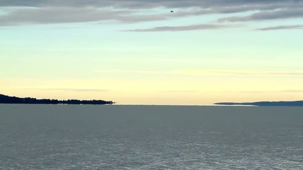Hermoso amanecer sobre el lago Balaton de Hungría, con fata morgana — Vídeos de Stock