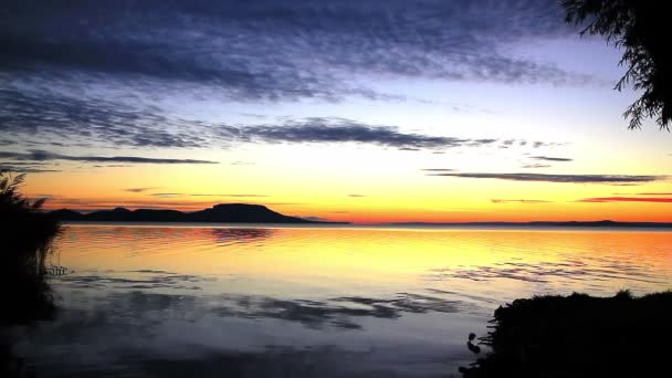 Beau lever de soleil sur le lac Balaton de Hongrie — Video