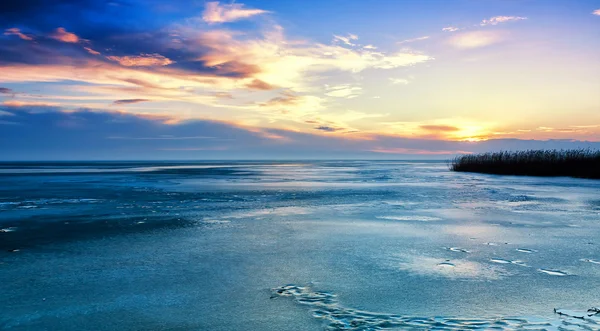 Пейзаж взимку з замерзлого озера — стокове фото