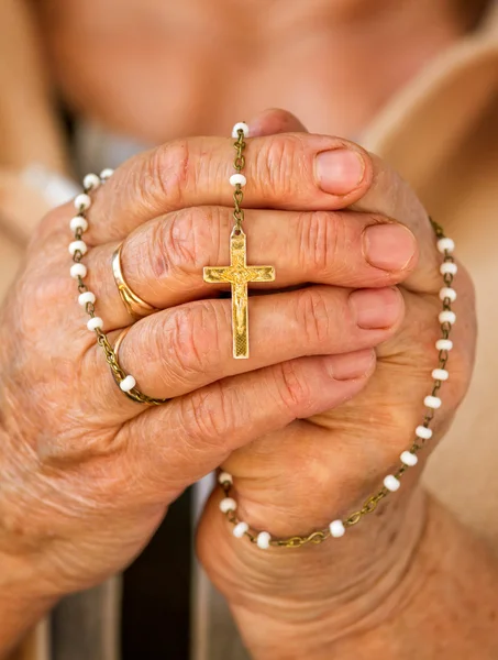 Praying with a rosary — Stock Photo, Image