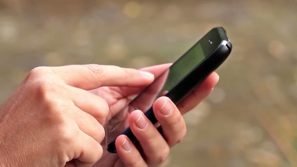 Close up of a woman using mobile smarphone — стоковое видео