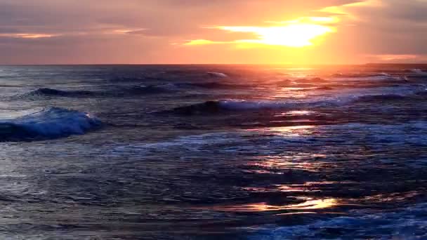 Prachtige zonsondergang boven de zee — Stockvideo