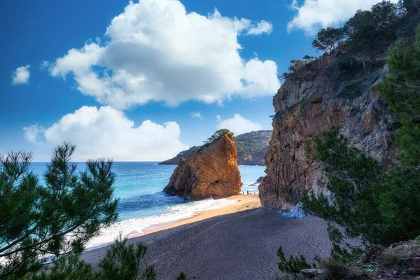 Grandes Rochas Fantásticas Ondas Oceânicas Costa Brava Espanha Perto Aldeia — Fotografia de Stock