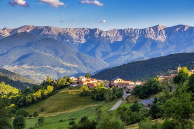 La Cerdanya 'da yaz manzarası, Pirenes Dağı, Katalonya, İspanya.