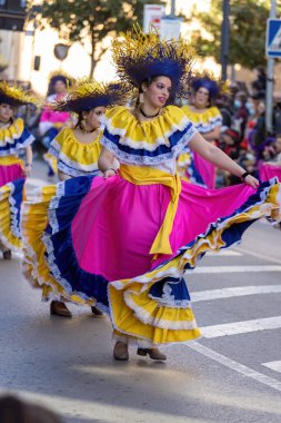 Katalonya 'daki bir İspanyol kasabasında geleneksel karnaval. Kostümlü ve ilginç makyajlı bir sürü insan var. 02 numara. 26 yaşında. 2022 İspanya