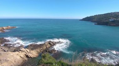 İspanyol Costa Brava 'sında güzel bir sahil, küçük köy ahbapları yakınında.
