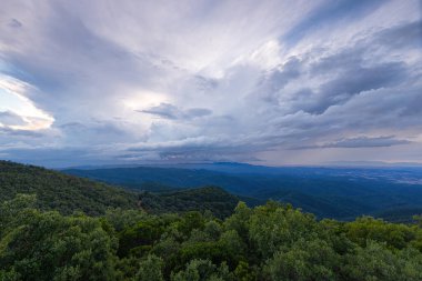 İspanya 'dan gelen dağ manzarası üzerinde dramatik bir gökyüzü
