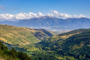 La Cerdanya 'da yaz manzarası, Pirenes Dağı, Katalonya, İspanya.