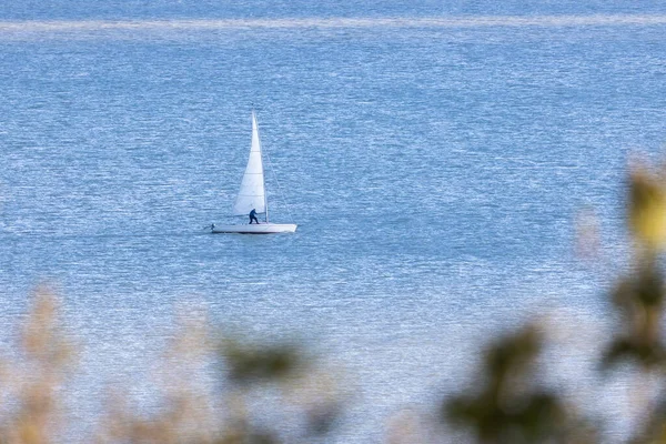 ハンガリーのバラトン湖でボートをセーリング 選択的焦点 — ストック写真