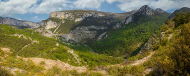 The Verdon Gorge (French: Gorges du Verdon) is a river canyon located in the Provence-Alpes-Cte d Azur region of Southeastern France.
