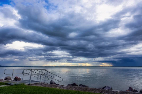 Dramatyczne Niebo Nad Balatonem Węgier Plaży Szigliget — Zdjęcie stockowe