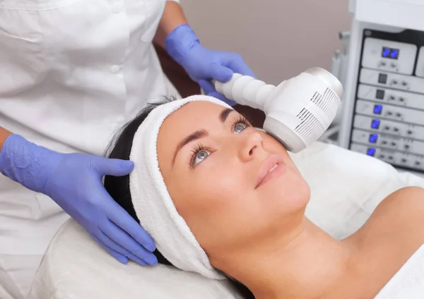 Cosmetologist Makes Procedure Cryotherapy Facial Skin Beautiful Young Woman Beauty — Foto Stock