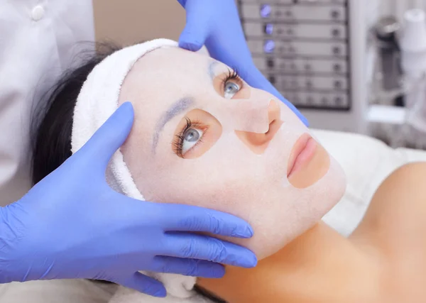 Cosmetoloog Voor Procedure Van Het Reinigen Hydrateren Van Huid Het — Stockfoto