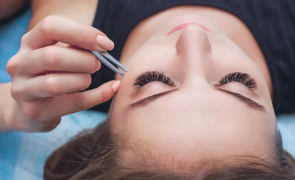 Die Visagistin Zupft Einer Jungen Frau Einem Schönheitssalon Die Augenbrauen — Stockfoto