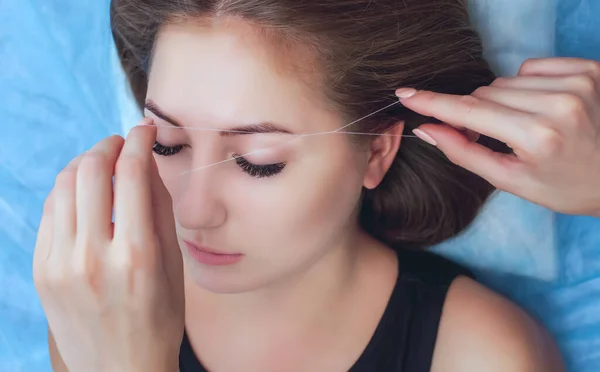 Make Artist Plucks Eyebrow Thread Beautiful Brunette Girl Beauty Salon — Foto Stock