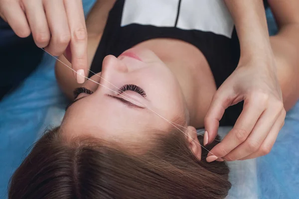 Master Corrects Makeup Gives Shape Thread Plucks Eyebrows Beauty Salon — Foto Stock