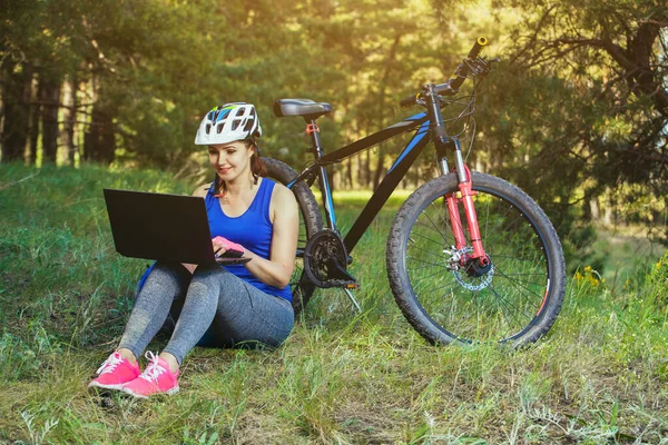 骑着骑自行车旅行后的松林 在笔记本电脑上将使进一步路由 — 图库照片