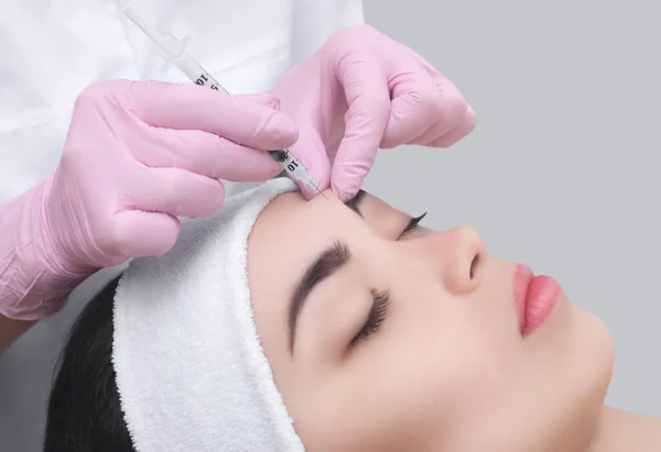 Doctor Cosmetologist Makes Rejuvenating Facial Injections Procedure Tightening Smoothing Wrinkles — Stock Photo, Image