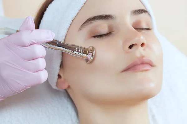 Cosmetologist Makes Procedure Microdermabrasion Facial Skin Beautiful Young Woman Beauty — Stock Photo, Image